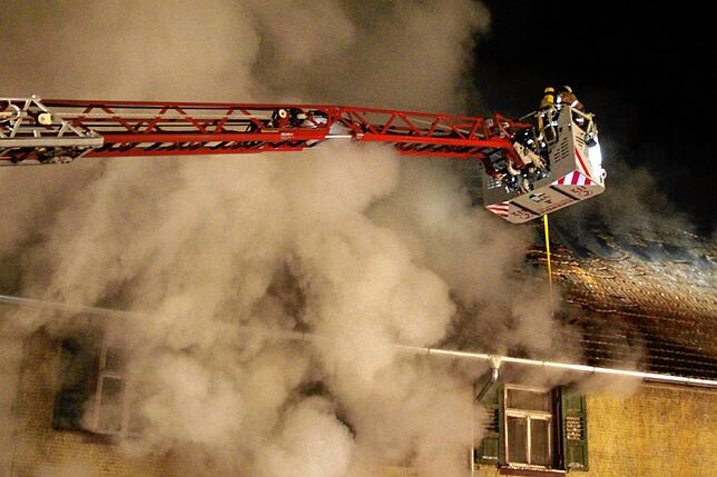 Bild 1: Bauernhaus in Niedereschach-Fischbach brennt nieder &ndash; Bewohner unverletzt