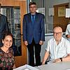 Corinna Vogt, Vorsitzende des Vereins Zeitschleuse, überprüft mit Kreisarchivar Cornel Hirth die Bildersammlung vor der ...