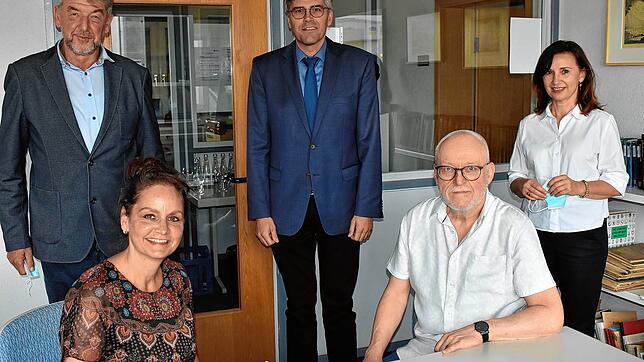 Corinna Vogt, Vorsitzende des Vereins Zeitschleuse, überprüft mit Kreisarchivar Cornel Hirth die Bildersammlung vor der ...