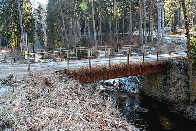 Der Lochmühlen-Steg: das 2,9 Tonnen schwere Bauwerk wurde 2016 per Hubschrauber in die Gauchachschlucht gebracht.