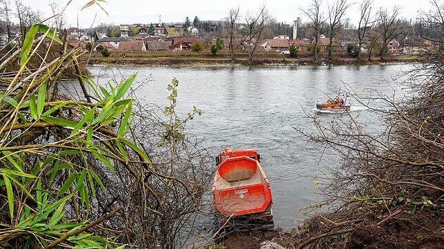 Im Rhein gelandet ist ein Muldenkipper am Dienstagnachmittag bei einem Unfall nahe dem Fährhaus in Waldshut.