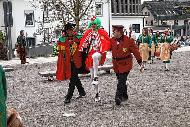 Johannes I. und Narrenpolizist Harry d.D. führen den Angeklagten „Schandtalle“ zur Anklage.