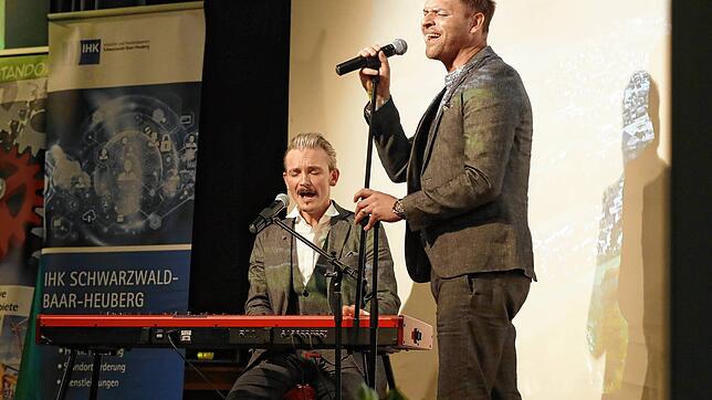 Beim Blumberger Wirtschaftstag 2019 performen Sebastian Schnitzer (Keyboard) und Thomas Sausen den Blumberg Song &bdquo;leben und ...