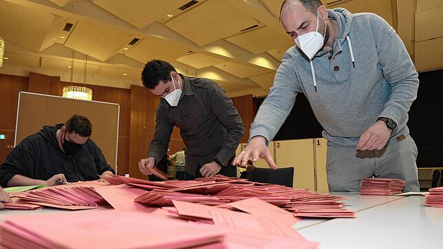 Viel zu tun hatten die Wahlhelfer vor allem mit der Auszählung der Briefwahlstimmen. Insgesamt wurden aufgrund der hohen Antragszahl ...