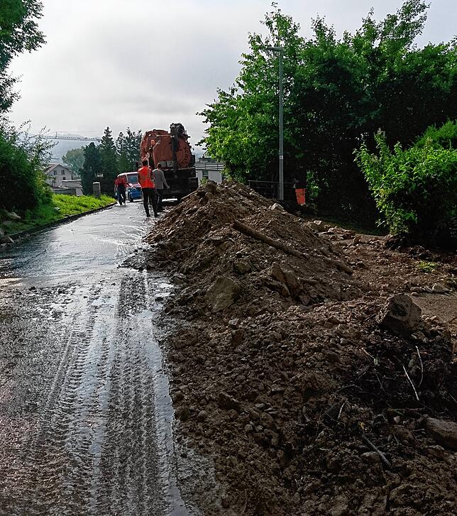 Geröllhaufen, die der Baubetriebshof noch in der Nacht zur Seite geschoben hat, liegen am Morgen nach dem Unwetter in der Schubertstraße.