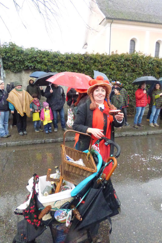 Figuren wie die Schwarzwaldmarie (Karin Kuster) halten die Dogerner Straßenfastnacht lebendig. Bilder: Doris Dehmel