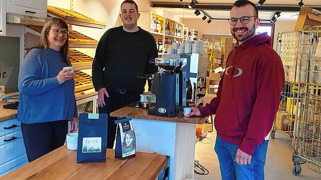 Kaffeepause auf der Zielgeraden: (von links) Marianne Reitberger, Daniel Ulmer und David Tovmasyan auf der Baustelle von ...