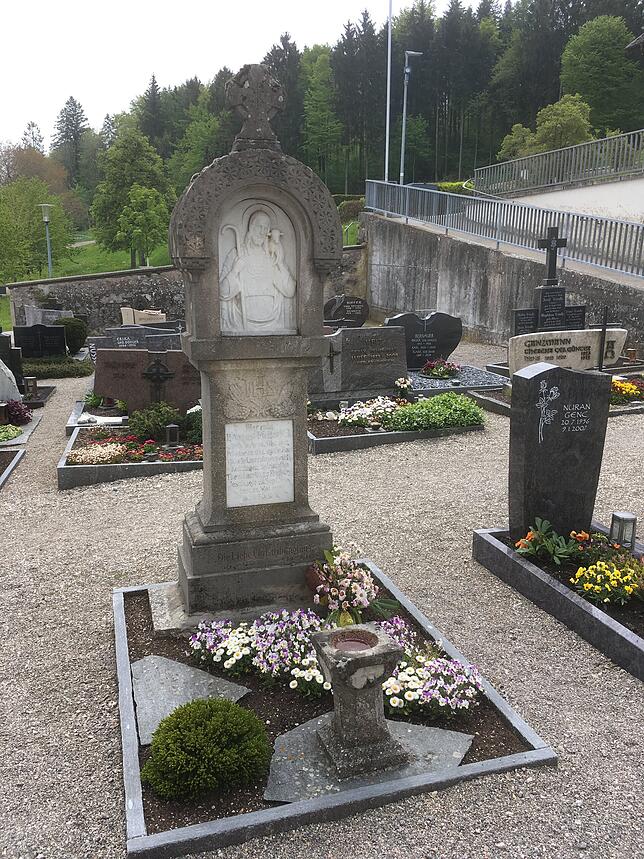 Das Grab von Pater August Pfeifer auf dem Friedhof in Waldkirch liegt direkt beim Eingang zur Sakristei. Es wurde vom Freiburger ...