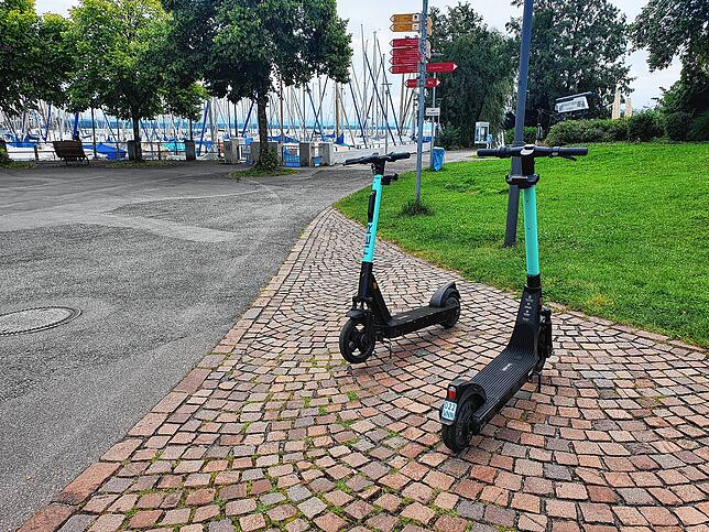 Auch Friedrichshafen, hier im Bild Scooter am Uferpark, und Überlingen testeten bereits den E-Scooter-Einsatz. Die beiden Städte ...