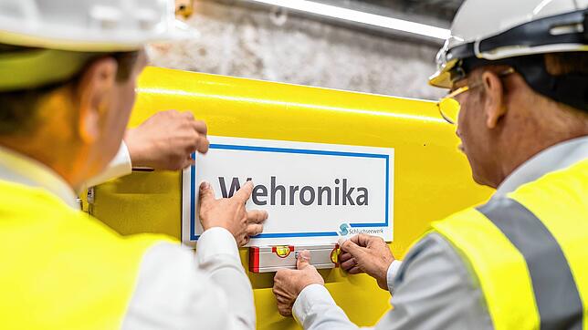 Im Kavernenkraftwerk Wehr bringen Schluchseewerk-Technikvorstand Nicolaus Römer (rechts) und Kraftwerksleiter Oliver Baumgard das ...
