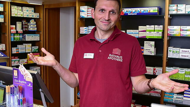 &bdquo;Tut mir leid, das Medikament ist nicht verfügbar&ldquo;. Apotheker Berhard Lobmeier hat auch nicht jedes Arzneimittel verfügbar.