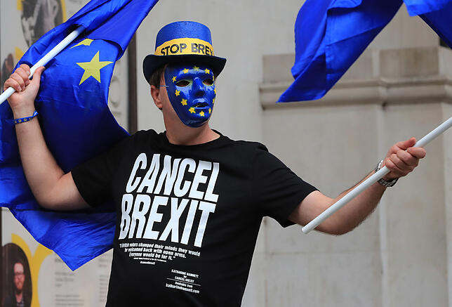 Ein Mann demonstriert in Manchester gegen den nun bis Ende Oktober verschobenen Brexit.