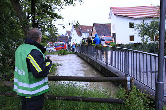 Wie hoch die Rotach steigen kann, zeigt dieses Bild vom Hochwasser vom 1. Juni 2013 an der Brücke in Friedrichshafen-Bunkhofen. ...