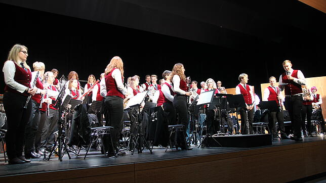 Einen tollen Auftritt hatte der Musikverein Gaiß-Waldkirch bei seinem Jahreskonzert in der Stadthalle. Rechts der Vorsitzende Daniel ...