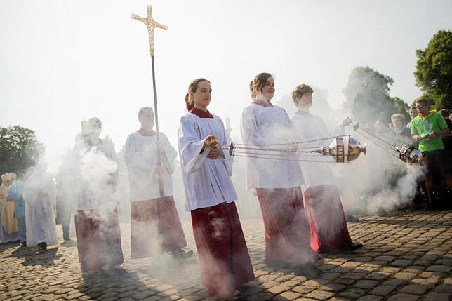 Einzug beim Hauptgottesdienst vor dem Schloss. Vom 09. bis 13. Mai findet der Katholikentag unter dem Motto "Suche Frieden" in Münster ...
