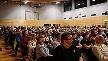 Die Wiesengrundhalle ist bei der Kandidatenvorstellung brechend voll: für 400 Bürger wurde bestuhlt, rund 200 weitere Menschen haben die ...