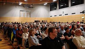 Die Wiesengrundhalle ist bei der Kandidatenvorstellung brechend voll: für 400 Bürger wurde bestuhlt, rund 200 weitere Menschen haben die ...