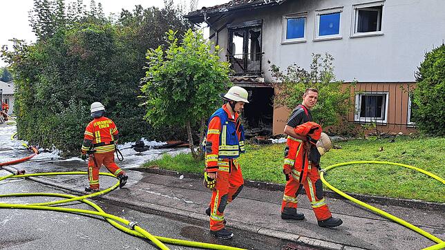 Insgesamt 73 Einsatzkräfte der Feuerwehr waren bei dem Brand des Wohnhauses in der Ostlandstraße im Einsatz.