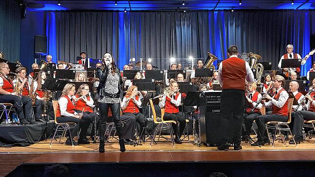 Der Musikverein Stetten-Bergöschingen gibt in der ausverkauften Mehrzweckhalle in Hohentengen zweimal sein Jahreskonzert. Bild: Verein