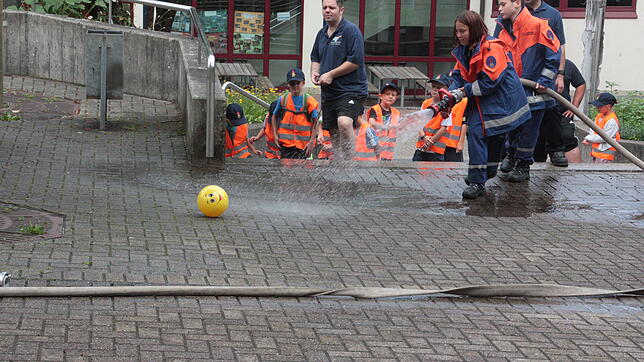 Beim Zeltlager 2017 in Öflingen mussten die jungen Feuerwehrleute auch ihre Zielsicherheit am Wasserschlauch beweisen.