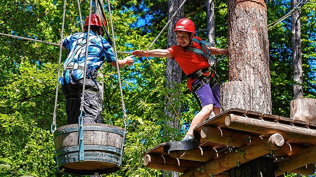 Balancieren in luftiger Höhe: Die Einwohnergemeinde-Versammlung stimmte der Schaffung eines Seilparks zu. Foto: Florian Wieser