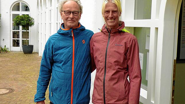 Bürgermeisterkandidatin Heike Padberg und ihr Ehemann Martin Padberg vor der Schlossscheuer des Bischofschlosses. Dorthin ist die ...