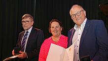 Die Kultusministerin des Landes Baden-Württemberg, Theresia Schopper überreichte Alt-Bürgermeister Georg Eble (links) und dem ehemaligen ...