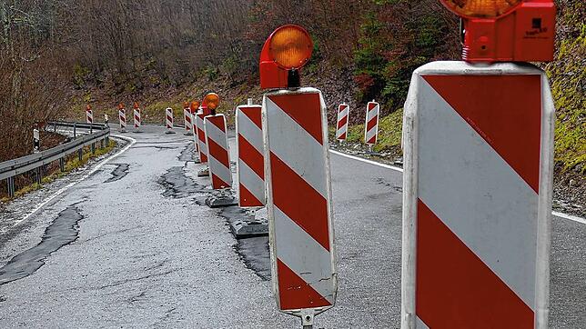 Ein Böschungsrutsch an der Landesstraße 170 nahe der Schattenmühle lässt einen rund 50 Meter langen Straßenbereich absacken. Bild: ...