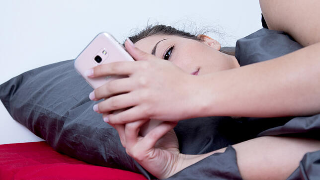 Morgens hat man das Smartphone gerne griffbereit. Warum man es nachts trotzdem lieber ausschalten sollte.