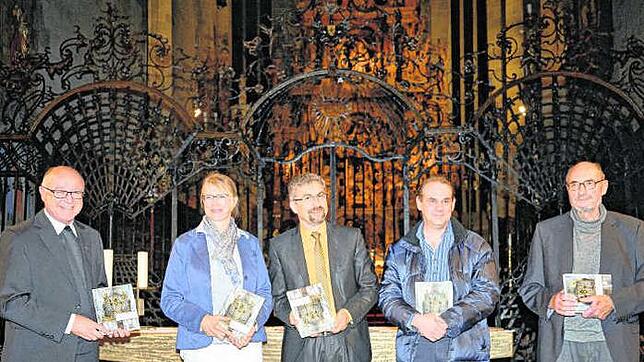 Über das neue Buch freuen sich (von links) Stadtpfarrer Karl-Heinz Berger, die Stellvertreterin der Oberbürgermeisterin Bernadette ...