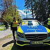 Die Polizisten Ann-Katrin Zeiher und Willi Schmidberger bei ihrer Präventionsaktion an der Fahrradbrücke.