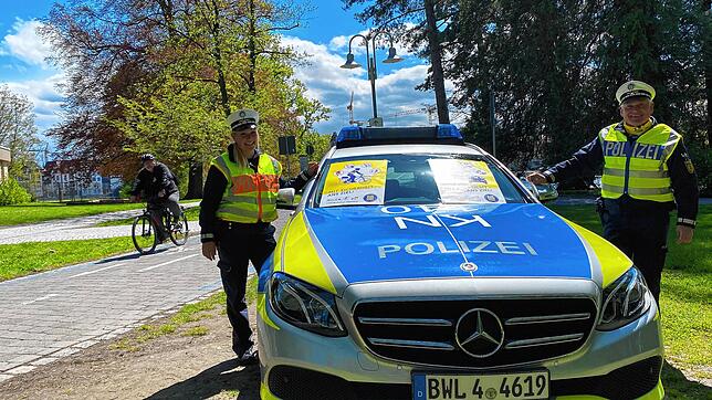 Die Polizisten Ann-Katrin Zeiher und Willi Schmidberger bei ihrer Präventionsaktion an der Fahrradbrücke.