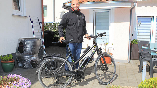 Valon Kelmendi kommt am Samstag, 9. April, zufällig mit dem Fahrrad am Brandort in der Hardtstraße vorbei und trägt mit seinem ebenso ...