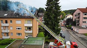 Ein Großaufgebot an Feuerwehrleuten rückte am Dienstagmorgen in die Hans-Dieter-Straße in Meersburg aus, um den Brand in einem ...