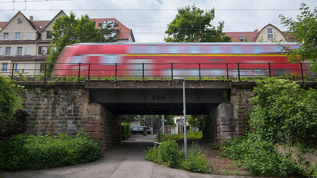 Eine Regionalbahn fährt in Stuttgart über eine Eisenbahnbrücke. Die Zahl der maroden Bahnbrücken in Baden-Württemberg steigt. 111 ...