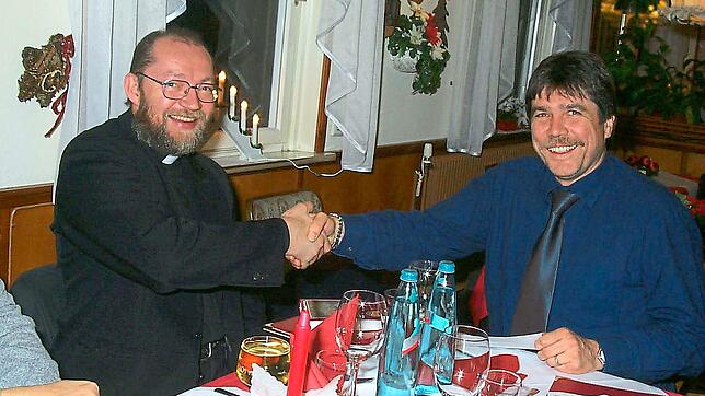 Kurz nach seiner Ankunft im Jahr 2000 wurde Pfarrer Joachim Werner (links) durch Ortsvorsteher Rainer Jung im Rahmen des Ortschaftsrates ...