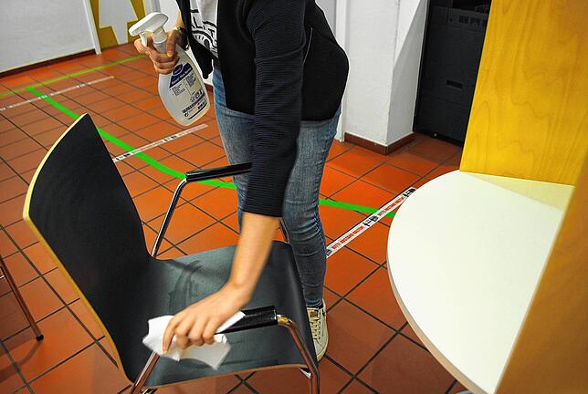 Auch diese Wahl steht wieder im Zeichen von Corona. Wahlhelferin Julia Seiferth desinfiziert hier eine Wahlkabine im Waldshuter Rathaus.