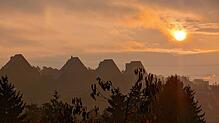Sonnenaufgang im Nebel über den Marbacher Terra-Häusern – der Herbst lädt mit seinem stimmungsvollen Licht zum Fotografieren ein.
