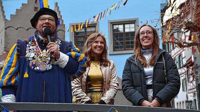 Zunftmeister Alex Wurster kann das Meersburger Rathaus stürmen, wann er will, schließlich hat er seine eigene Zeit dabei: Sonne und ...