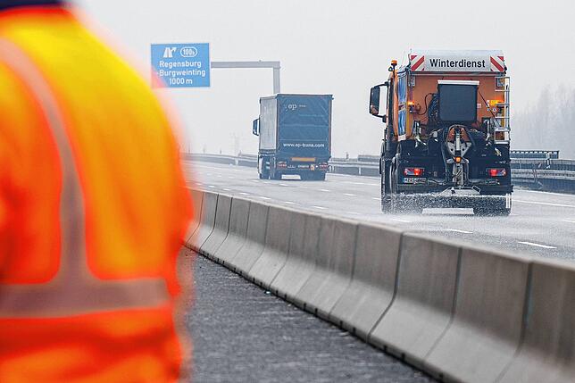 Ein Fahrzeug vom Winterdienst auf der Autobahn A3 bei Regensburg. Bei einer Serie von Unfällen auf eisglatter Straße ist auf der ...