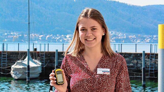 Vanessa Stemmer, Auszubildende der Tourismus-Information, mit einem GPS-Gerät. Ein solches braucht man für die Geocaching Tour, die am ...