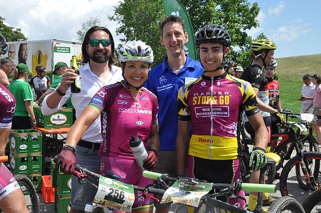Gewinner des 15.&nbsp;Waldhaus-Mountainbike-Marathons wurden Schirmherrin Sabine Spitz und Julian Schelb aus dem Münstertal. Das Bild ...