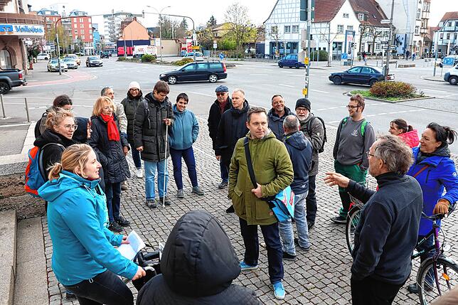 Ampelschaltungen und Wartezeiten für Fußgänger waren beim Fußgängercheck ein großes Thema, hier an der Kreuzung beim Rathaus. Bild: ...