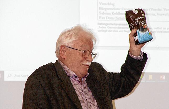 &bdquo;Die Menschen müssen mitziehen&ldquo;: Fairtrade-Mann der ersten Stunde Willi Moosmann mit einem Päckchen fair gehandeltem Kaffee.