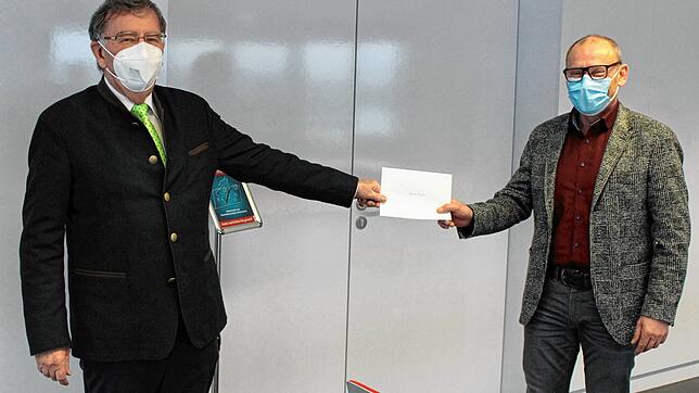 Gerhard Fuchs (rechts) ist neuer Geschäftsführer des DRK-Kreisverbandes Villingen-Schwenningen. Hier wird er in Böblingen, wo er bislang ...