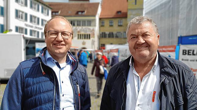 Vater und Sohn, Tobias (links) und Manfred Löffler vom gleichnamigen Bauunternehmen aus Hohentengen. Das Bild entstand an der Hofstatt, ...