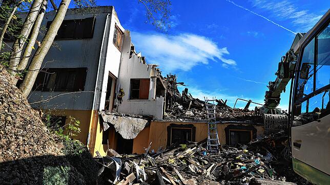 Ein größtenteils abgebranntes Haus steht in der Ortsmitte. Bei einem Großbrand im Mitarbeiterhaus eines Wellness-Hotels wurden fünf ...