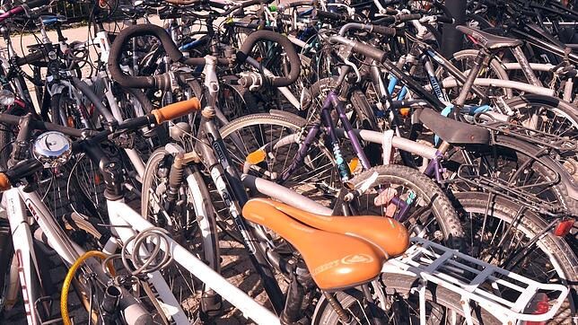 Geparkte Fahrräder (Symbolbild). Ein 23-Jähriger aus Uhldingen-Mühlhofen soll an mindestens 50 Diebstählen von Fahrrädern, Pedelecs, ...