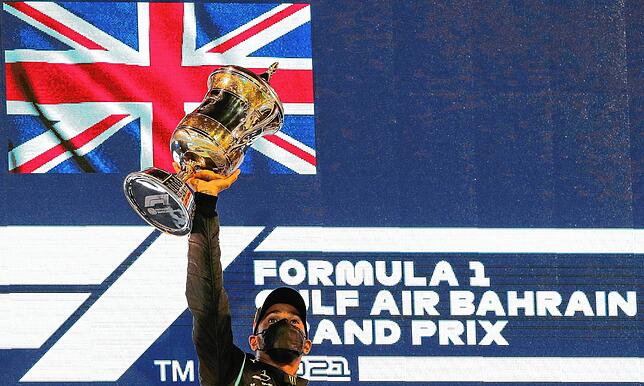 Erstes Rennen, erster Titel: Weltmeister Lewis Hamilton fängt in der neuen Saison da an, wo er vergangenes Jahr aufgehört hat.