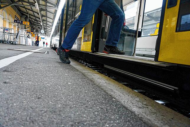 Die Bahnsteige werden auf 55 Zentimeter angehoben. Dann können Fahrgäste ohne Stufe in den Zug einsteigen.
